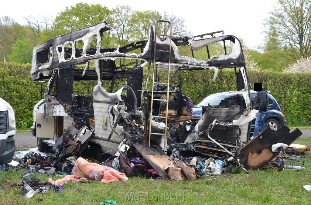 Wohnmobil ausgebrannt Koeln Porz Linder Mauspfad P154.JPG - Miklos Laubert